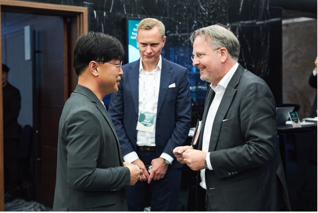 Svend Olling congratulating Aaron Kim 